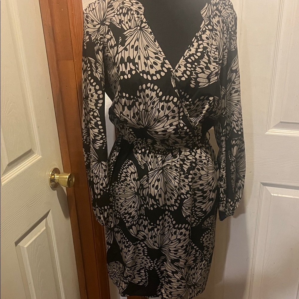Charlie Jade Black and White Sheath Dress with Bishop Sleeves 100% silk